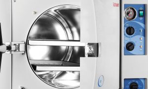 Quel est le poids maximum d'instruments et de tissus que les autoclaves peuvent contenir?